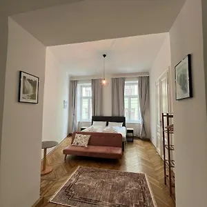 Centrally-located Authentic Wenen
